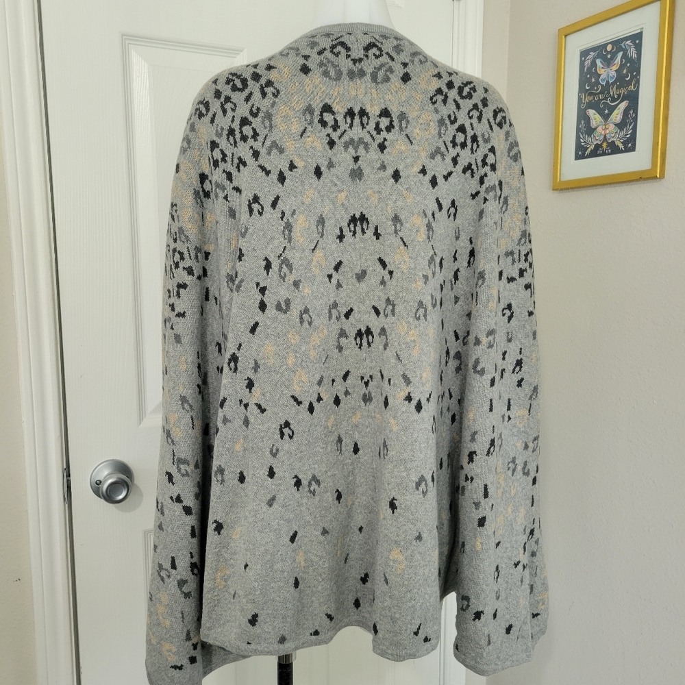 cabi Gigi Sweater Cape Gray Snow Leopard Print O/S Like New 100% Cotton - Picture 5 of 9